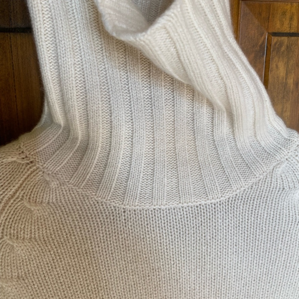 Never Worn! Banana Republic Cashmere Turtleneck Sweater - beautiful ivory color…